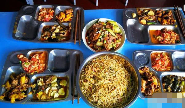 黑龙江:黑龙江青冈县培育食用菌全产业链助民脱贫:熊猫体育(图2) 熊猫体育